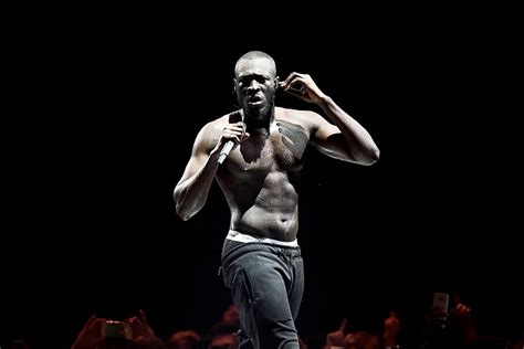  BRIT Awards 2018'de Şarkı Sözü Yazımındaki Yaratıcı Yenilik ve Popüler Kültürün Dönüşümü: Stormzy'nin Zaferi